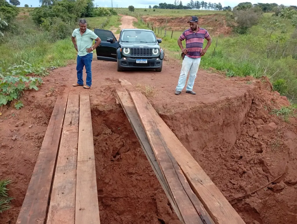 Presidente da Câmara de Paranhos verifica estradas e pontes danificadas pelas chuvas no Assentamento São José (Jatobá)