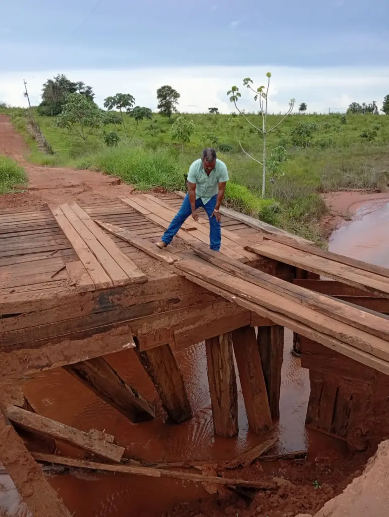Presidente da Câmara de Paranhos verifica estradas e pontes danificadas pelas chuvas no Assentamento São José (Jatobá)