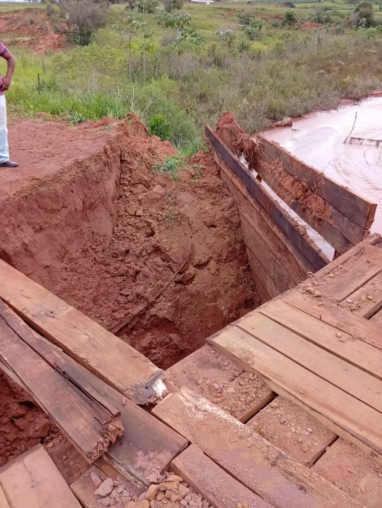 Presidente da Câmara de Paranhos verifica estradas e pontes danificadas pelas chuvas no Assentamento São José (Jatobá)