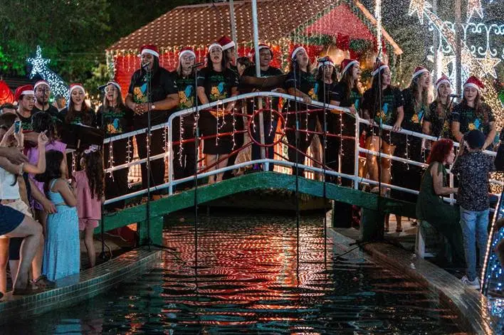 Mais de 3 mil pessoas prestigiam o acender das luzes natalinas em Caarapó