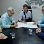 Prefeito de Sete Quedas assina ordem de serviço para obras de asfalto no bairro El Paraíso