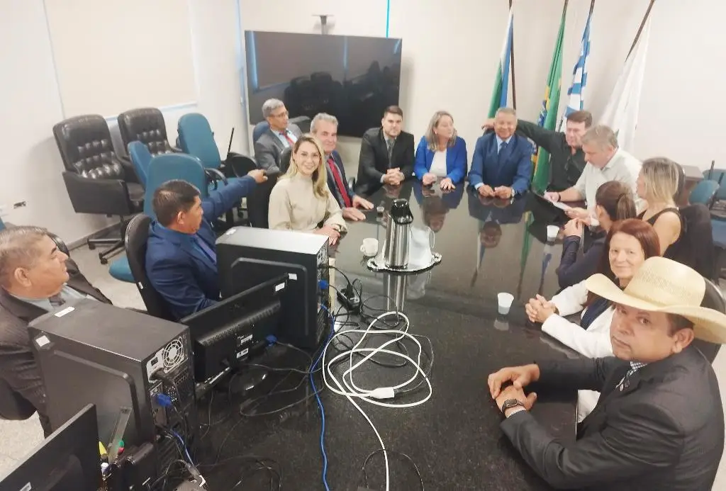 Representando Governo do Estado Tiago Mariano se reúne com vereadores em Amambai