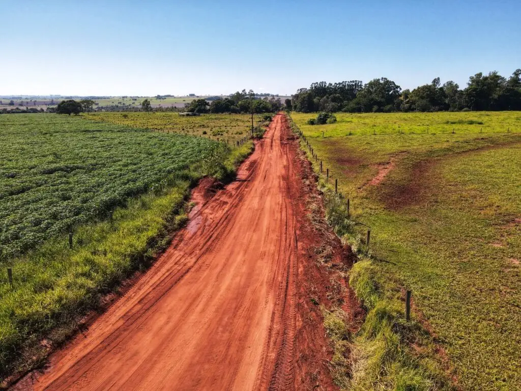 Japorã intensifica manutenção de estradas para garantir escoamento e tráfego seguro