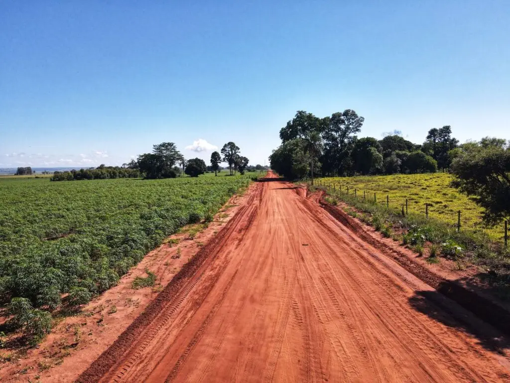 Japorã intensifica manutenção de estradas para garantir escoamento e tráfego seguro