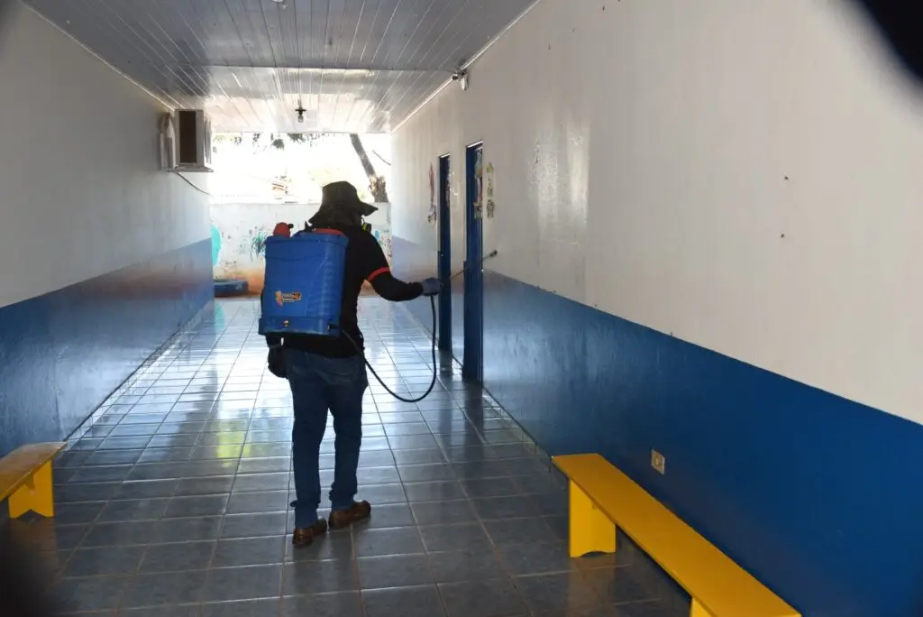 Prefeitura de Iguatemi realiza dedetização nas escolas da rede municipal de ensino, antes do início do ano letivo