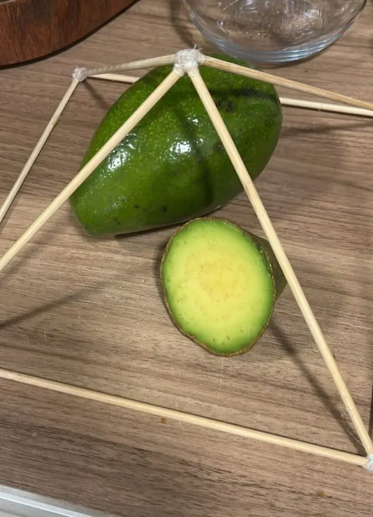 Oficina propõe construção de pirâmide com foco em “energia cósmica” em Dourados