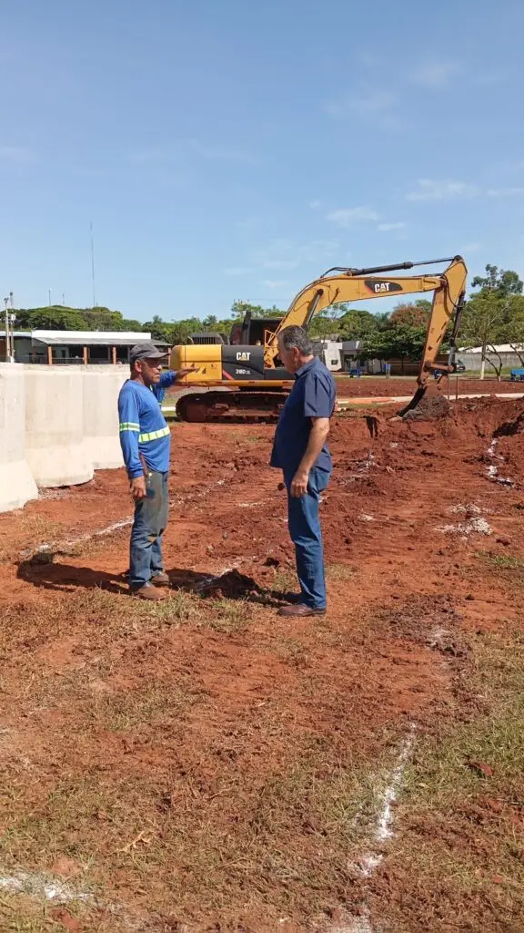 Prefeito de Paranhos acompanha obras em andamento no Lago Municipal Prefeito de Paranhos acompanha obras em andamento no Lago Municipal