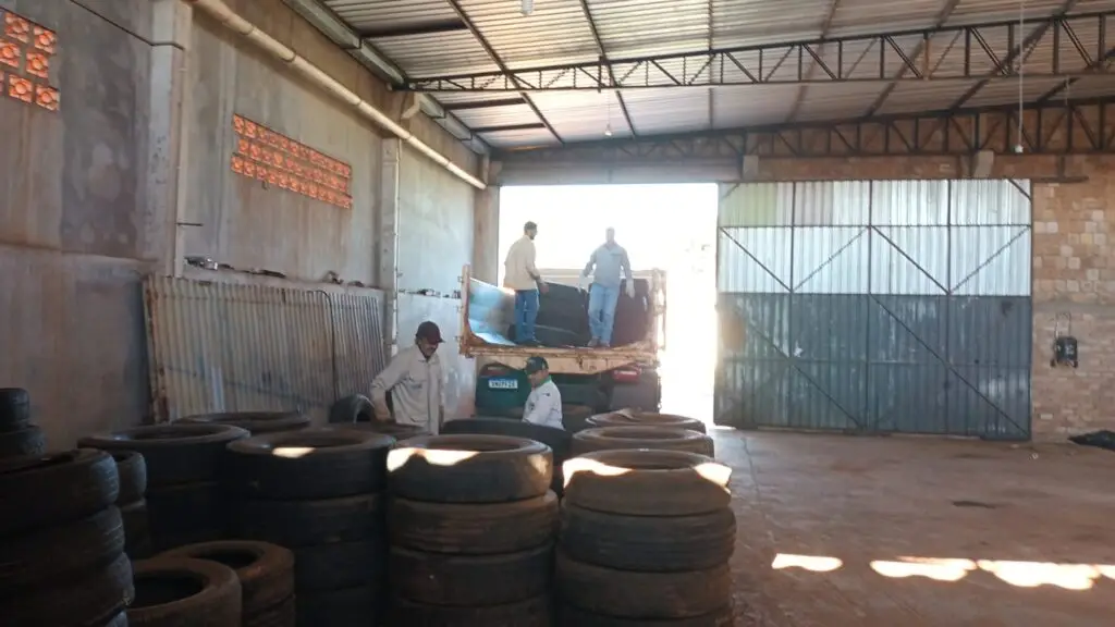 Iguatemi: Agentes de Controle de Endemias realizam o carregamento de pneus para Mundo Novo, onde serão selecionados e reciclados