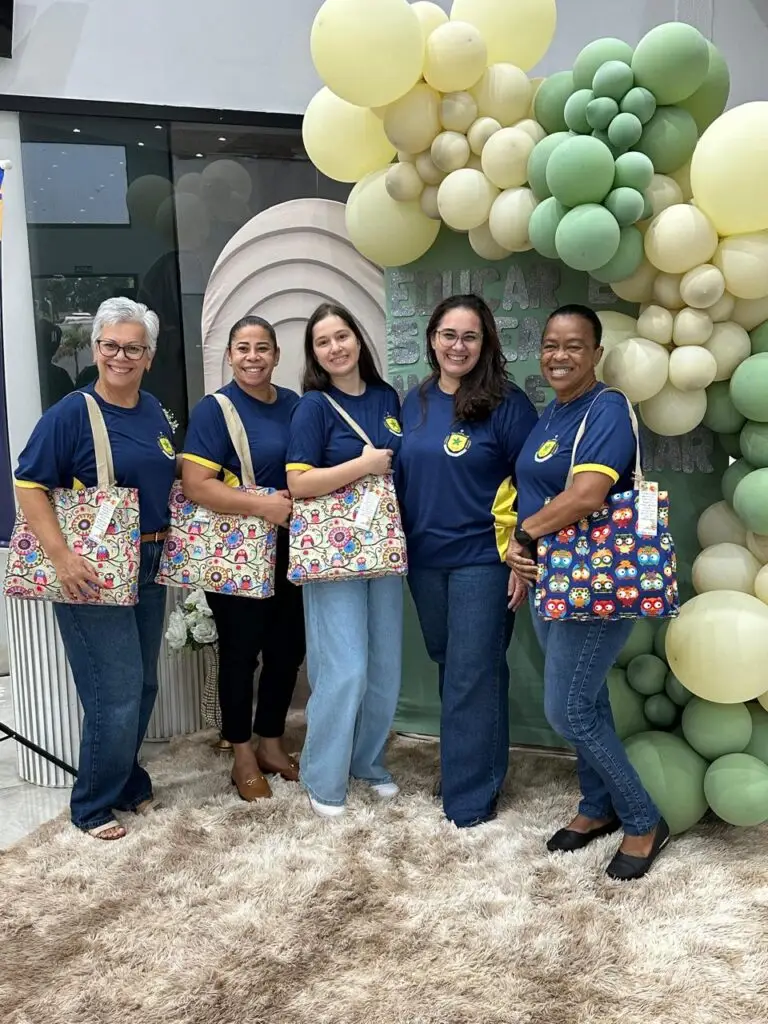 Iguatemi: Secretaria de Educação entregou 280 kits de trabalho para professores e coordenadores da Rede Municipal de Ensino contendo 16 itens