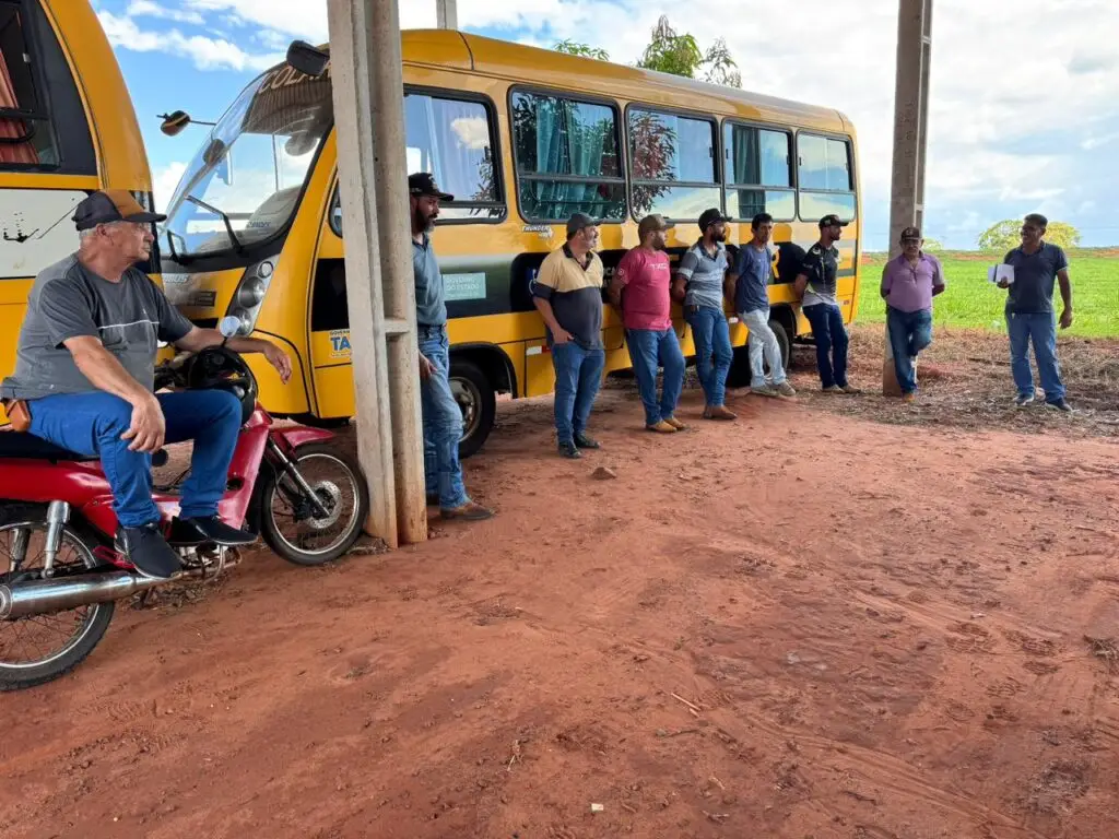 Departamento de Transporte de Tacuru realiza reunião com motoristas do transporte escolar sobre o início do ano letivo de 2026