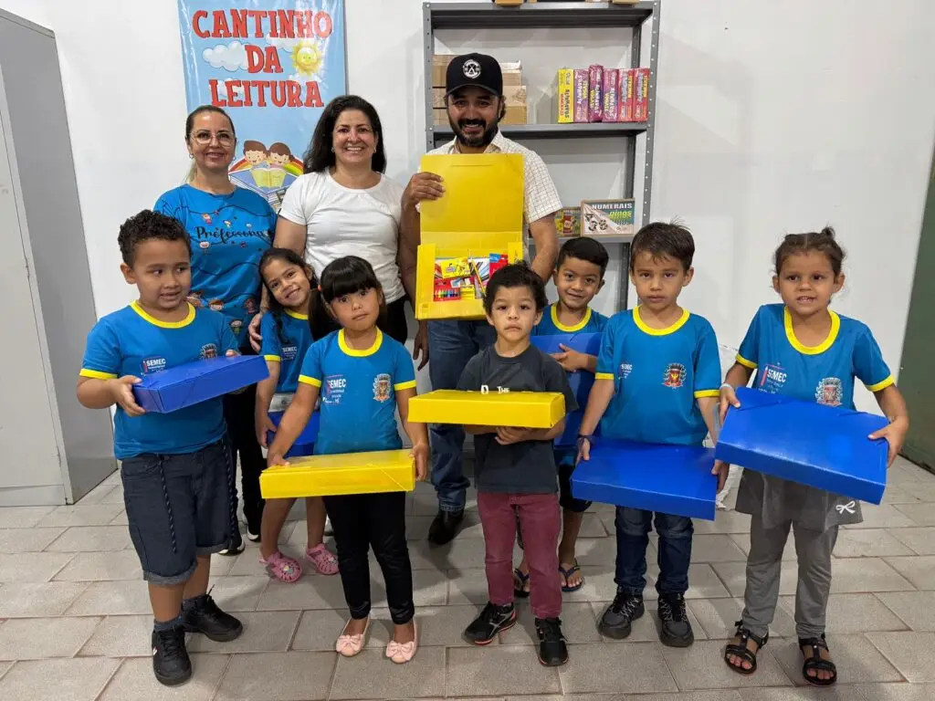 Prefeito Rogério Torquetti entrega kits escolares no início do ano letivo em Tacuru