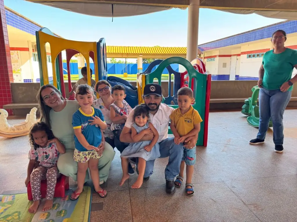 Prefeito Rogério Torquetti entrega kits escolares no início do ano letivo em Tacuru