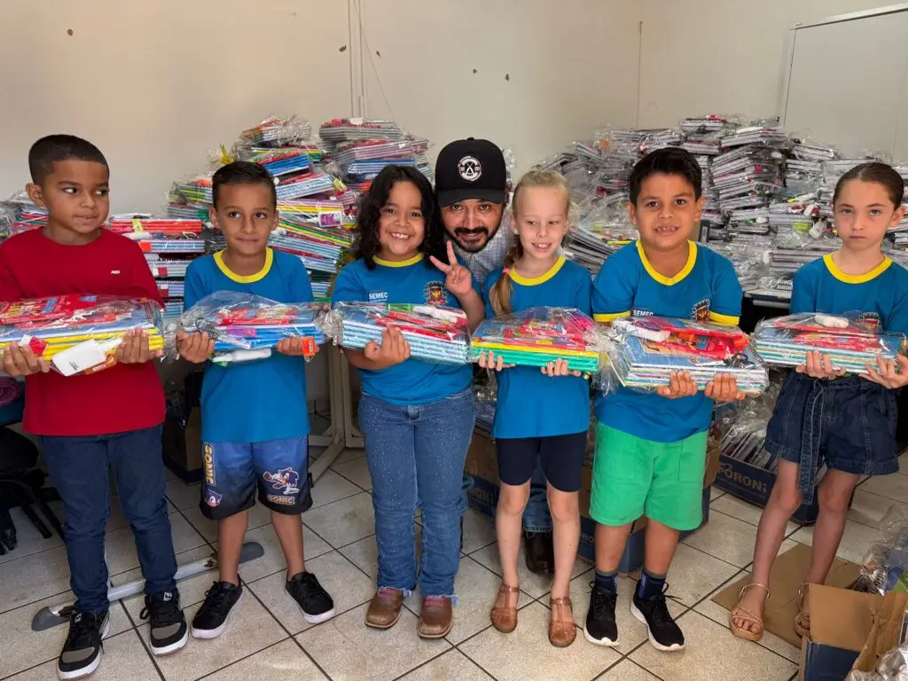 Prefeito Rogério Torquetti entrega kits escolares no início do ano letivo em Tacuru