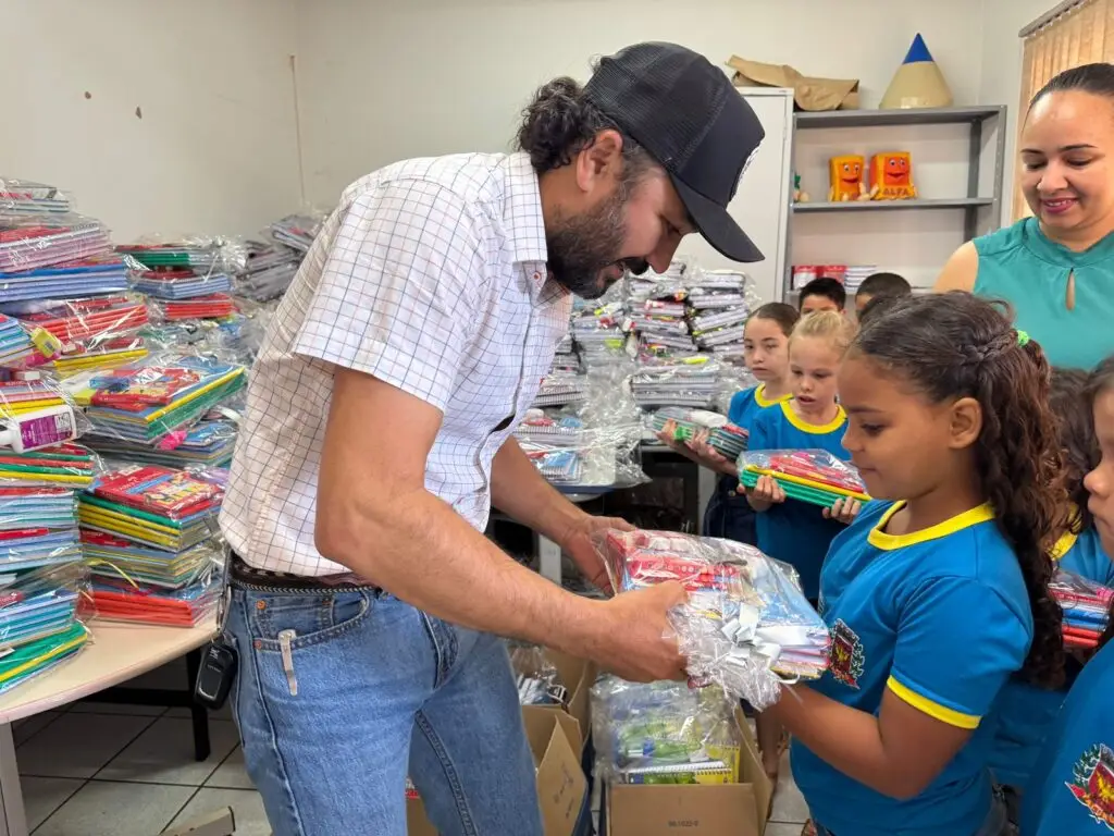 Prefeito Rogério Torquetti entrega kits escolares no início do ano letivo em Tacuru
