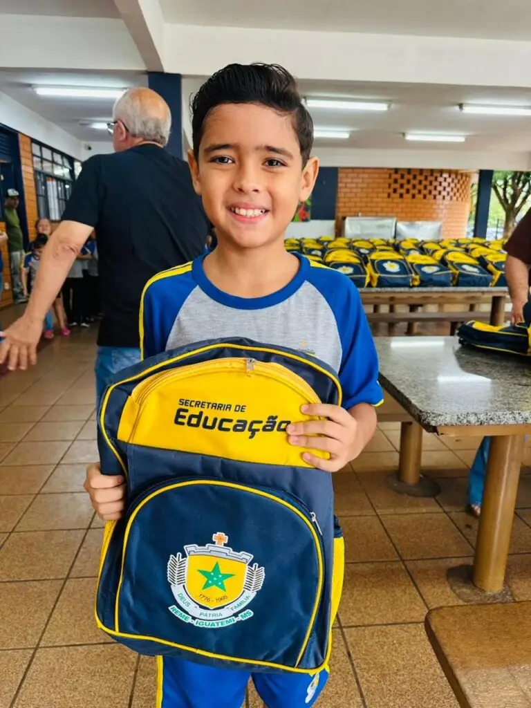 Prefeitura de Iguatemi entregará aproximadamente 2 mil kits de material escolar e mochilas para alunos das escolas e creches do município