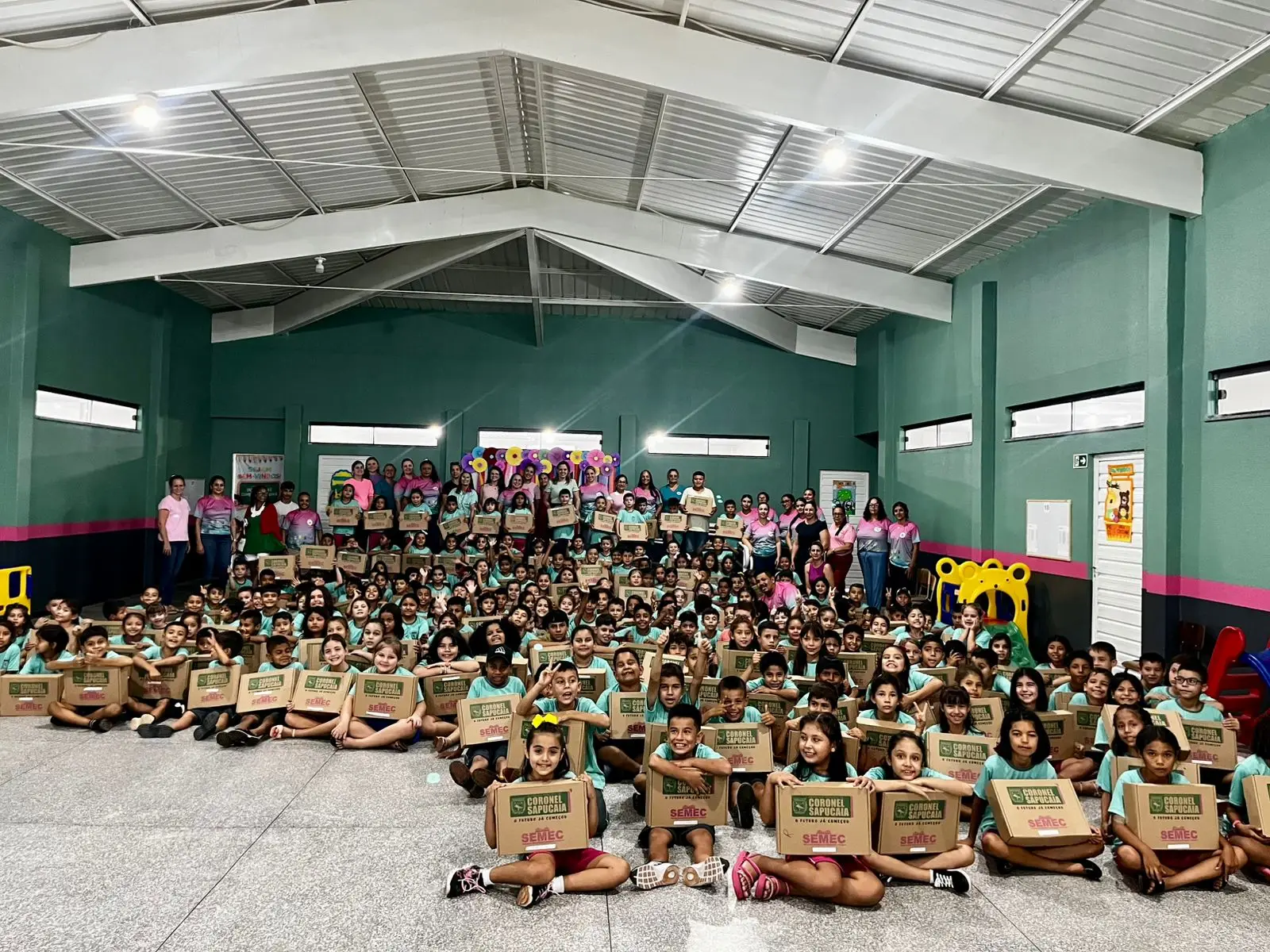 Coronel Sapucaia inicia ano letivo com entrega histórica de kits e uniformes para aproximadamente três mil alunos Coronel Sapucaia inicia ano letivo com entrega histórica de kits e uniformes para aproximadamente três mil alunos