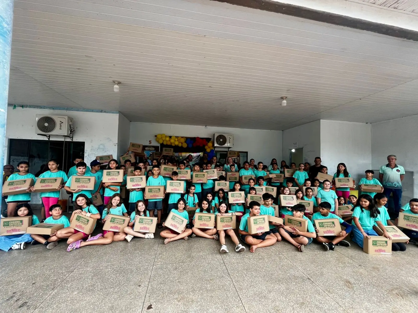 Coronel Sapucaia inicia ano letivo com entrega histórica de kits e uniformes para aproximadamente três mil alunos Coronel Sapucaia inicia ano letivo com entrega histórica de kits e uniformes para aproximadamente três mil alunos