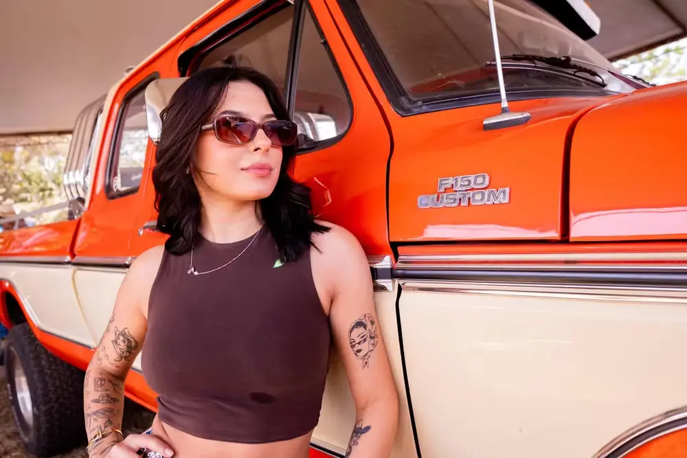 'Barbie boiadeira': Ana Castela ostenta Porsche rosa avaliada em R$1 milhão