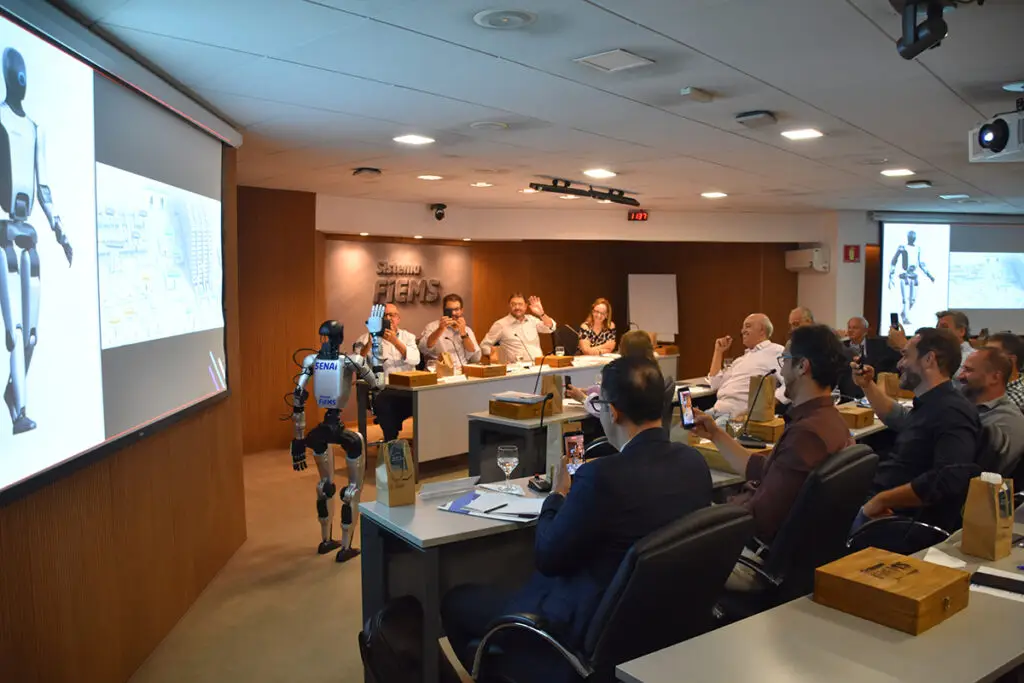 Fiems apresenta robô humanoide durante reunião do Conselho de Diretores