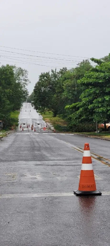 Fortes chuvas provocam danos e trecho da Rua Tiradentes é interditado em Amambai