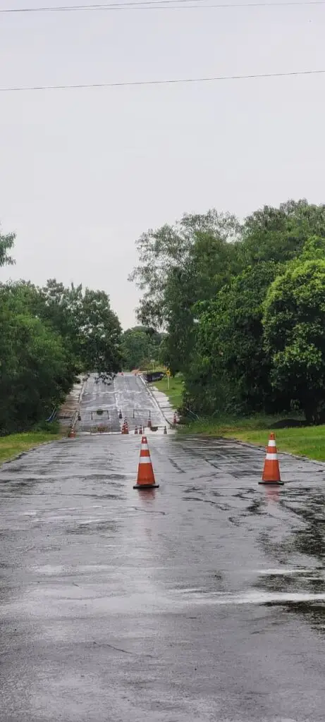 Fortes chuvas provocam danos e trecho da Rua Tiradentes é interditado em Amambai