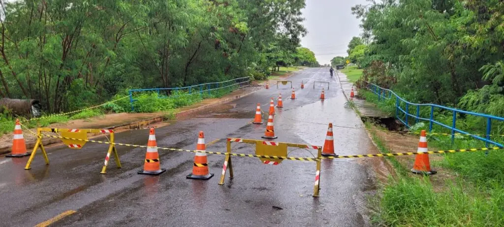 Fortes chuvas provocam danos e trecho da Rua Tiradentes é interditado em Amambai