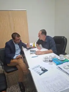 Escritor caarapoense Vaner Matos apresenta obra “O Rapto” à coordenação do curso de Direito da Unigran