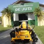 Prefeitura de Juti reforça serviços de limpeza e paisagismo com novo equipamento