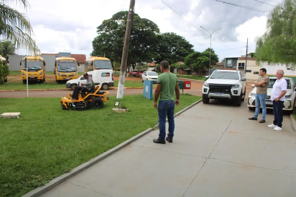 Prefeitura de Juti reforça serviços de limpeza e paisagismo com novo equipamento