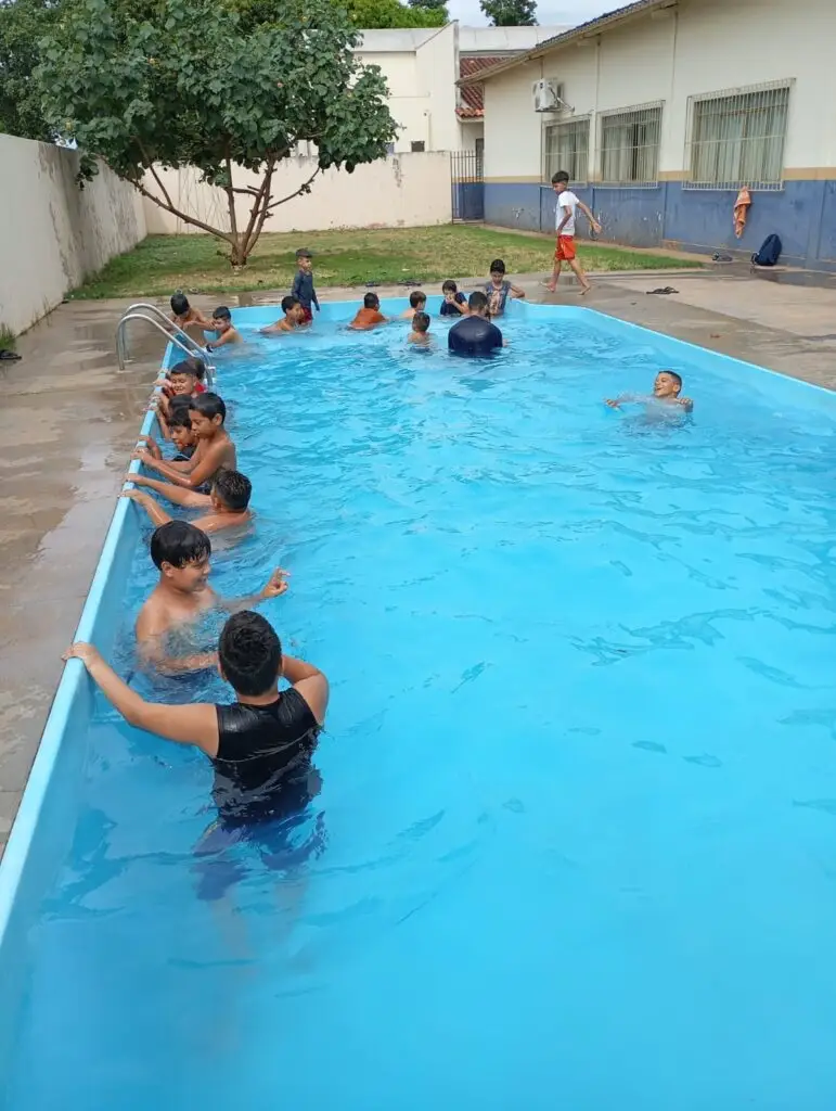 Iguatemi: Escola Municipal de Tempo Integral Tancredo Neves disponibiliza aulas de natação para mais de 250 estudantes