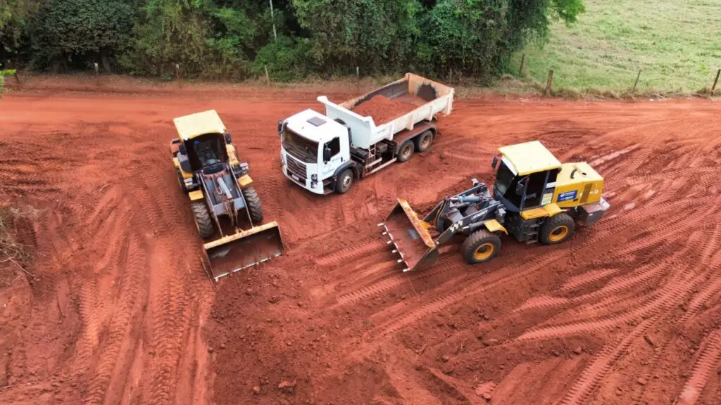 Iguatemi: Secretaria de Obras e Infraestrutura realiza levantamento, adequação e patrolamento em estradas rurais