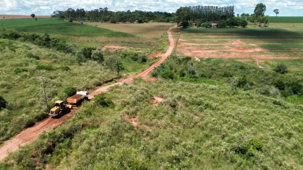 Iguatemi: Secretaria de Obras e Infraestrutura inicia serviços de patrolamento e cascalhamento no Assentamento Rancho Loma