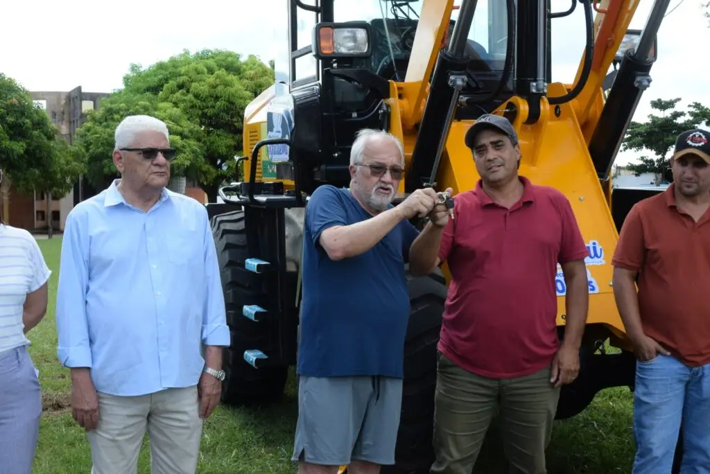 Iguatemi recebe escavadeira hidráulica e pá carregadeira novas para reforçar os serviços da Secretaria de Obras