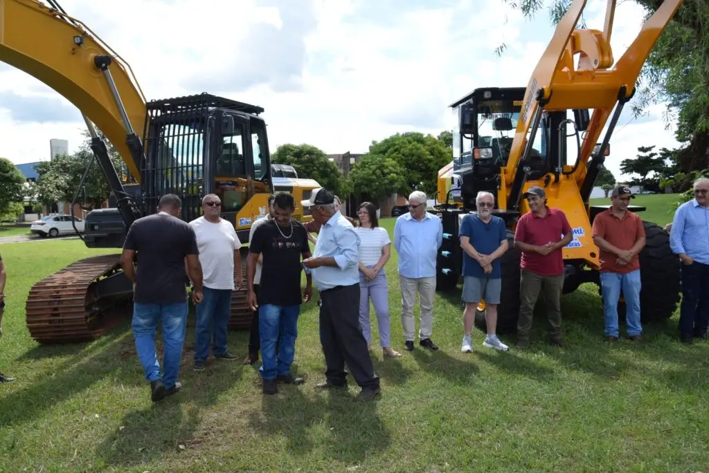 Iguatemi recebe escavadeira hidráulica e pá carregadeira novas para reforçar os serviços da Secretaria de Obras