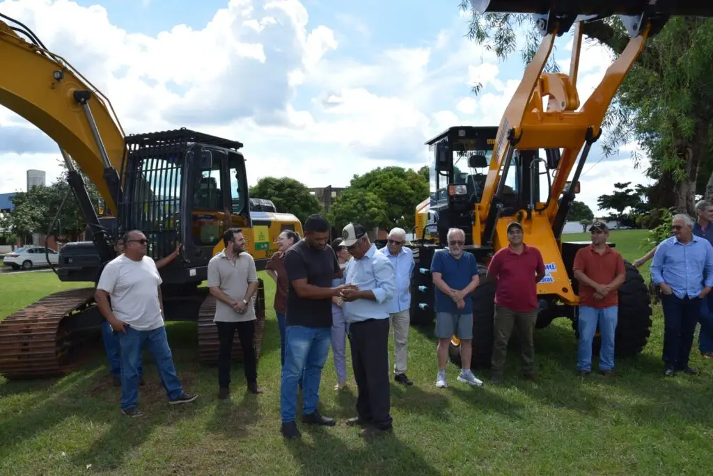 Iguatemi recebe escavadeira hidráulica e pá carregadeira novas para reforçar os serviços da Secretaria de Obras