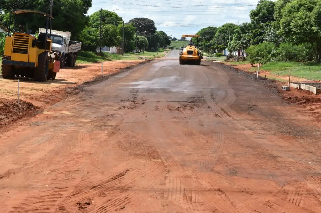 Iguatemi: Obras de pavimentação asfáltica e implantação de drenagem estão em andamento no bairro Vila Nova Esperança
