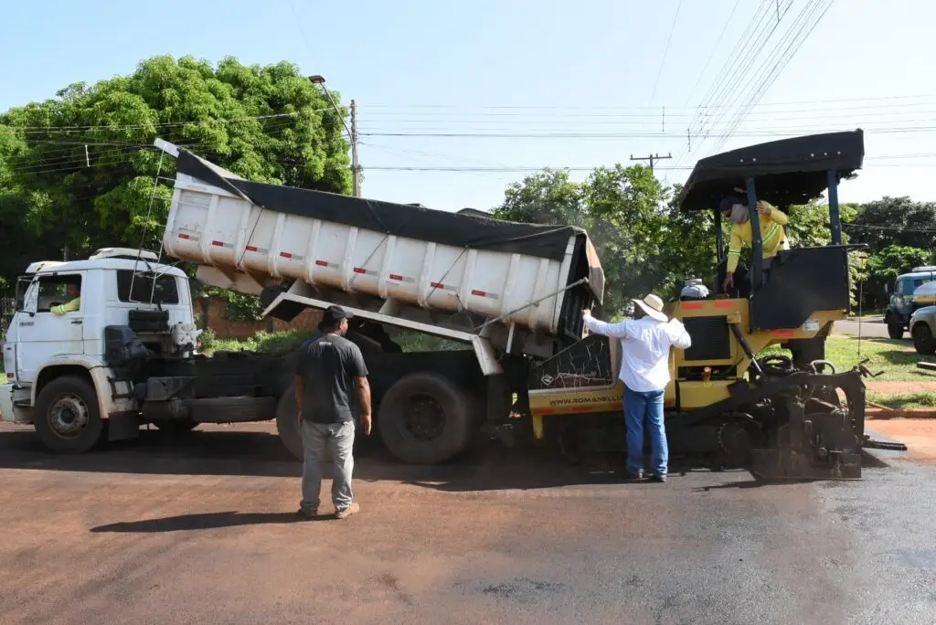 Iguatemi: Prefeito Lídio Ledesma visita obras de pavimentação asfáltica em andamento no bairro Vila Nova Esperança