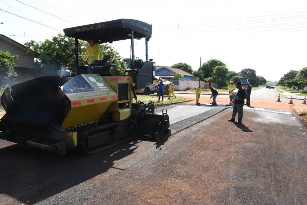 Iguatemi: Prefeito Lídio Ledesma visita obras de pavimentação asfáltica em andamento no bairro Vila Nova Esperança