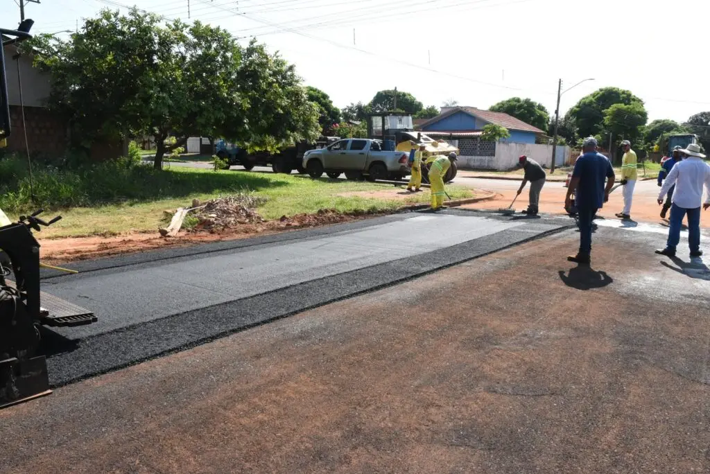 Iguatemi: Prefeito Lídio Ledesma visita obras de pavimentação asfáltica em andamento no bairro Vila Nova Esperança