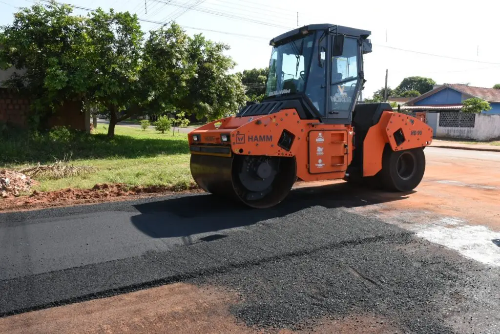 Iguatemi: Prefeito Lídio Ledesma visita obras de pavimentação asfáltica em andamento no bairro Vila Nova Esperança