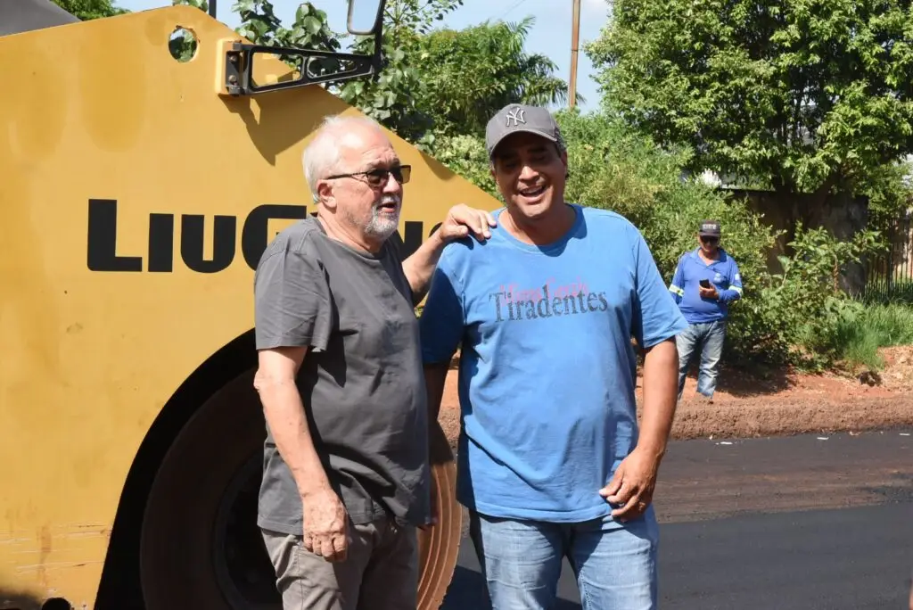 Iguatemi: Prefeito Lídio Ledesma visita obras de pavimentação asfáltica em andamento no bairro Vila Nova Esperança