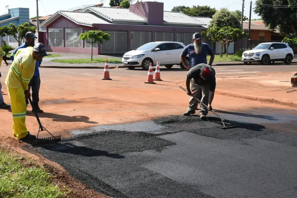 Iguatemi: Prefeito Lídio Ledesma visita obras de pavimentação asfáltica em andamento no bairro Vila Nova Esperança