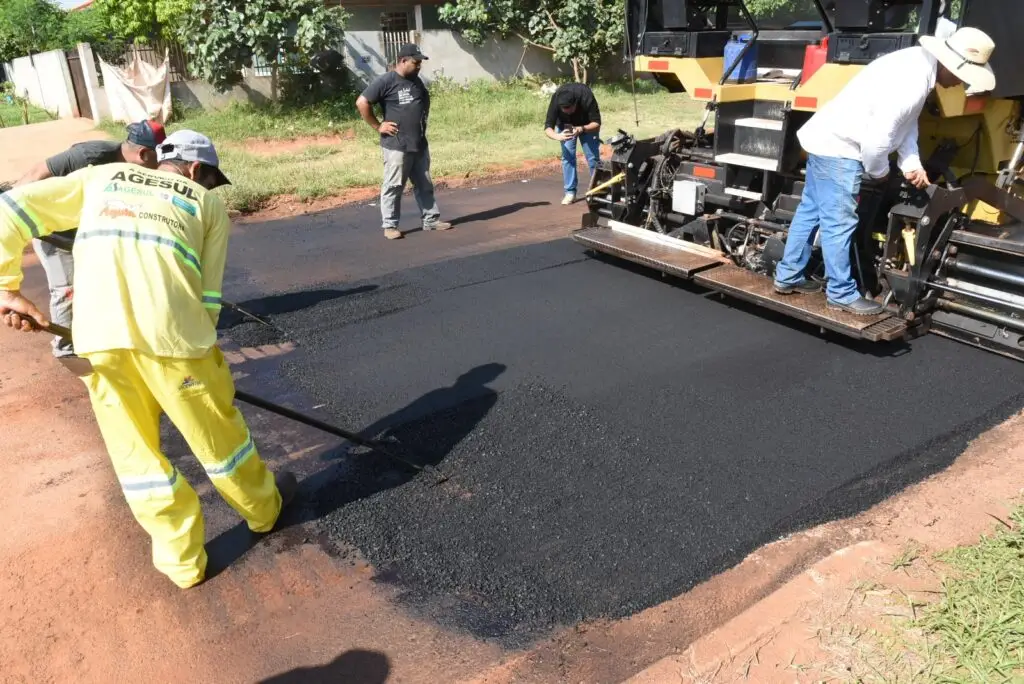 Iguatemi: Prefeito Lídio Ledesma visita obras de pavimentação asfáltica em andamento no bairro Vila Nova Esperança