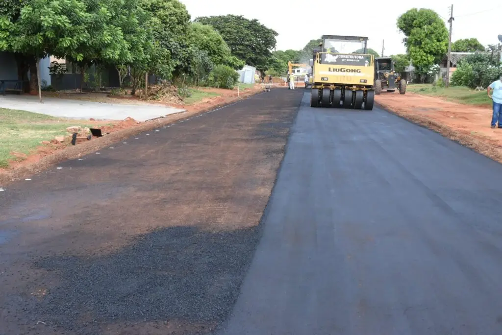 Iguatemi: Prefeito Lídio Ledesma visita obras de pavimentação asfáltica em andamento no bairro Vila Nova Esperança