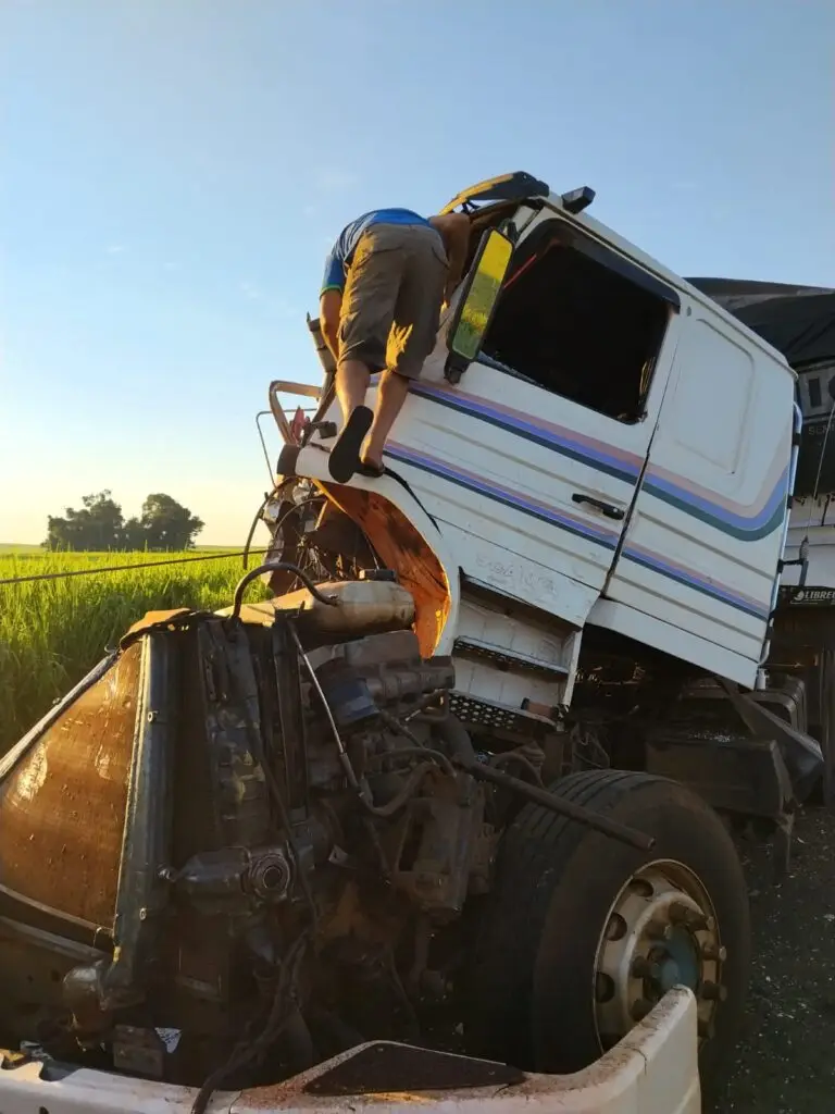 Colisão entre carretas deixa jovem ferido entre Amambai e Tacuru