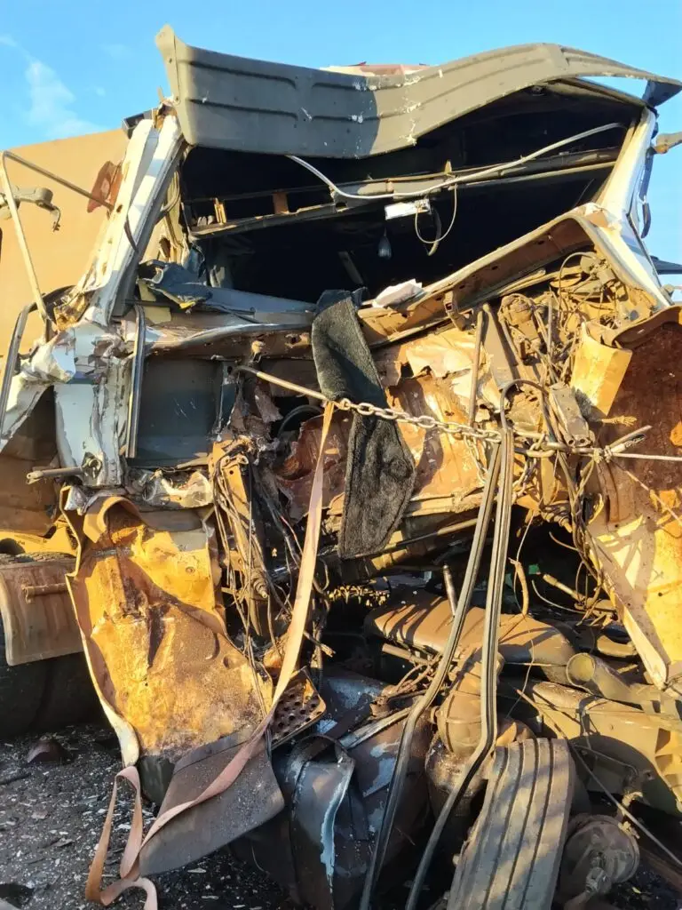 Colisão entre carretas deixa jovem ferido entre Amambai e Tacuru