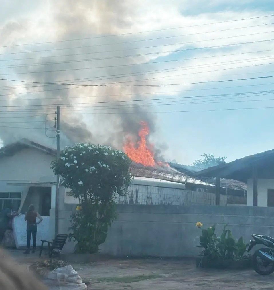 Bombeiros controlam fogo em residência na Vila Graziela em Amambai
