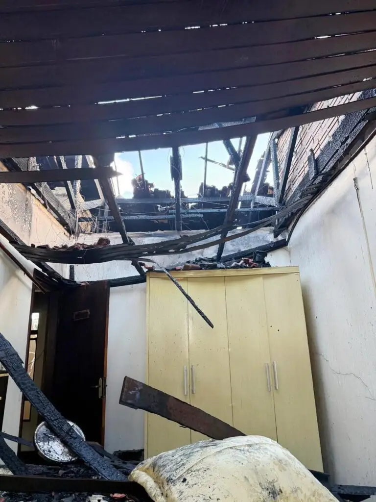 Bombeiros controlam fogo em residência na Vila Graziela em Amambai