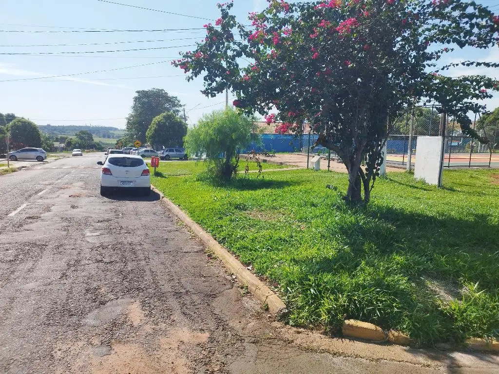Eder Pinzan pede ampliação de estacionamento na Escola Maria Bataglin em Amambai
