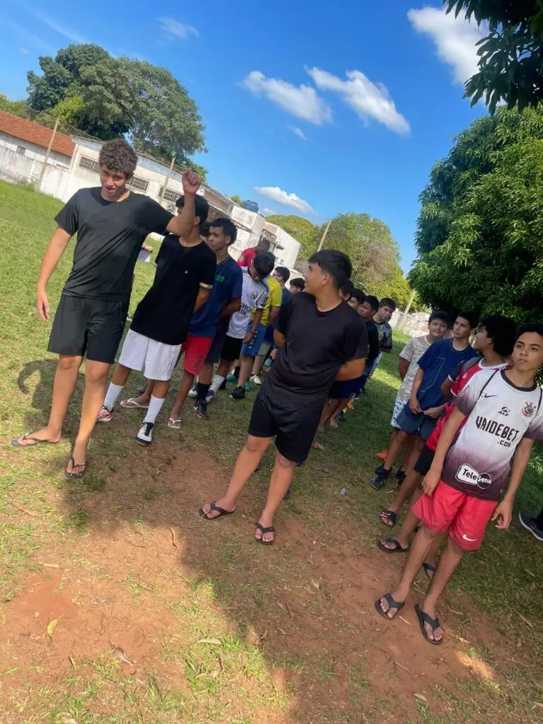 Iguatemi: Coordenação do Projeto "Bom de Bola, Bom na Escola" realiza atividade física com os alunos na Praça João Francisco Lopes